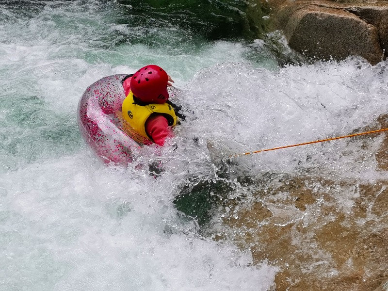 関西・滋賀県神崎川でキャニオニング
