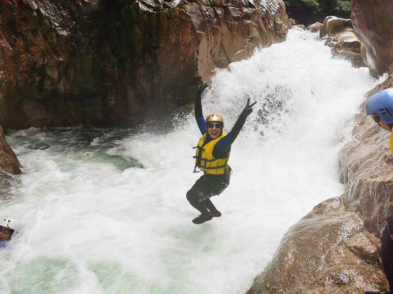 関西・滋賀県神崎川でキャニオニング